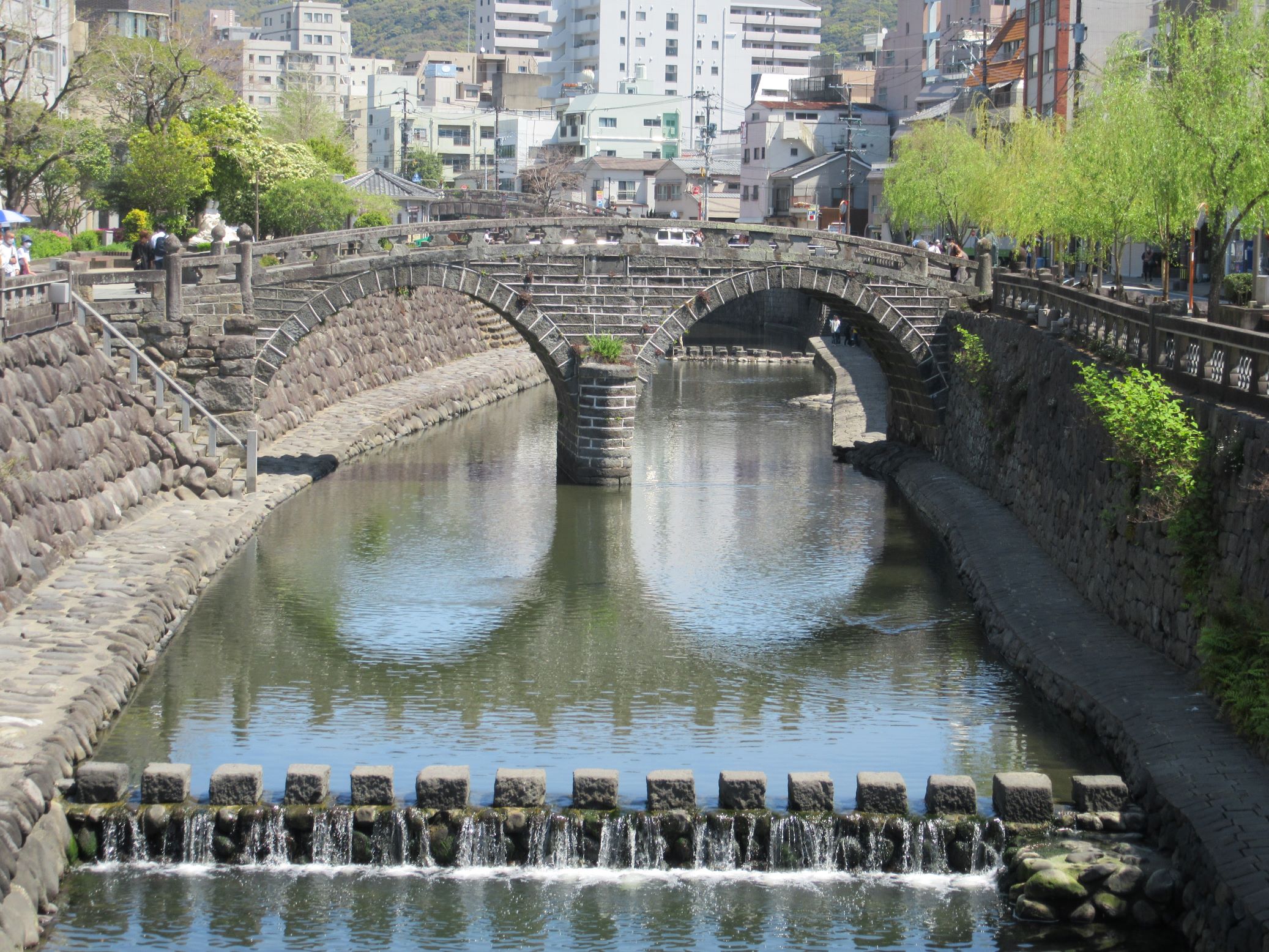 長崎県長崎市の眼鏡橋です。名前の通り水面に反射する橋と合わせて、まるで眼鏡ですね。