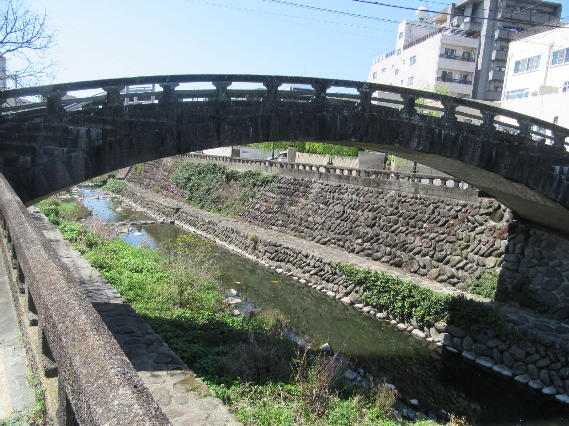 長崎県長崎市の眼鏡橋付近にて撮影した、中島川の風景です。