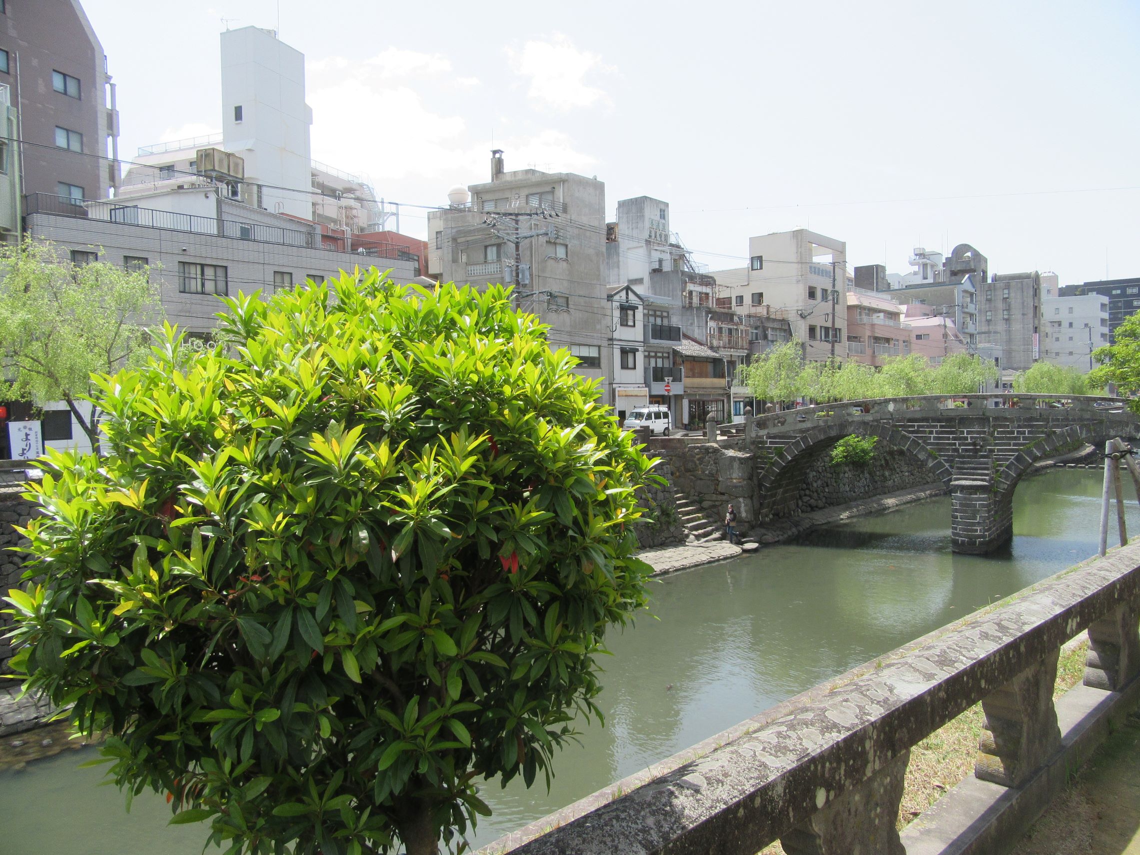 長崎市の眼鏡橋と、その近くにあるかわいい丸い木です。