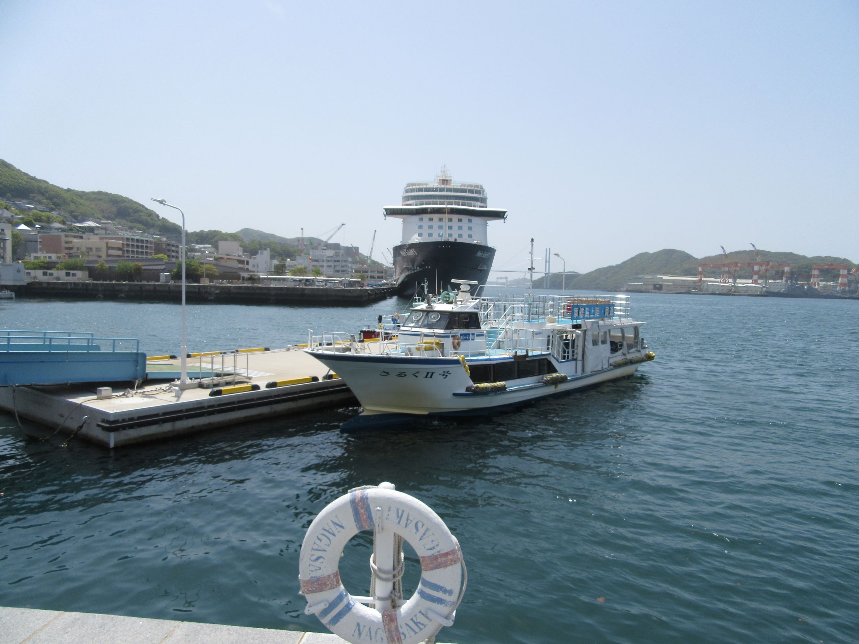 長崎市の軍艦島クルーズ船と、付近に停泊している大型クルーズ船『マイン・シフ5(Mein Schiff 5)』。