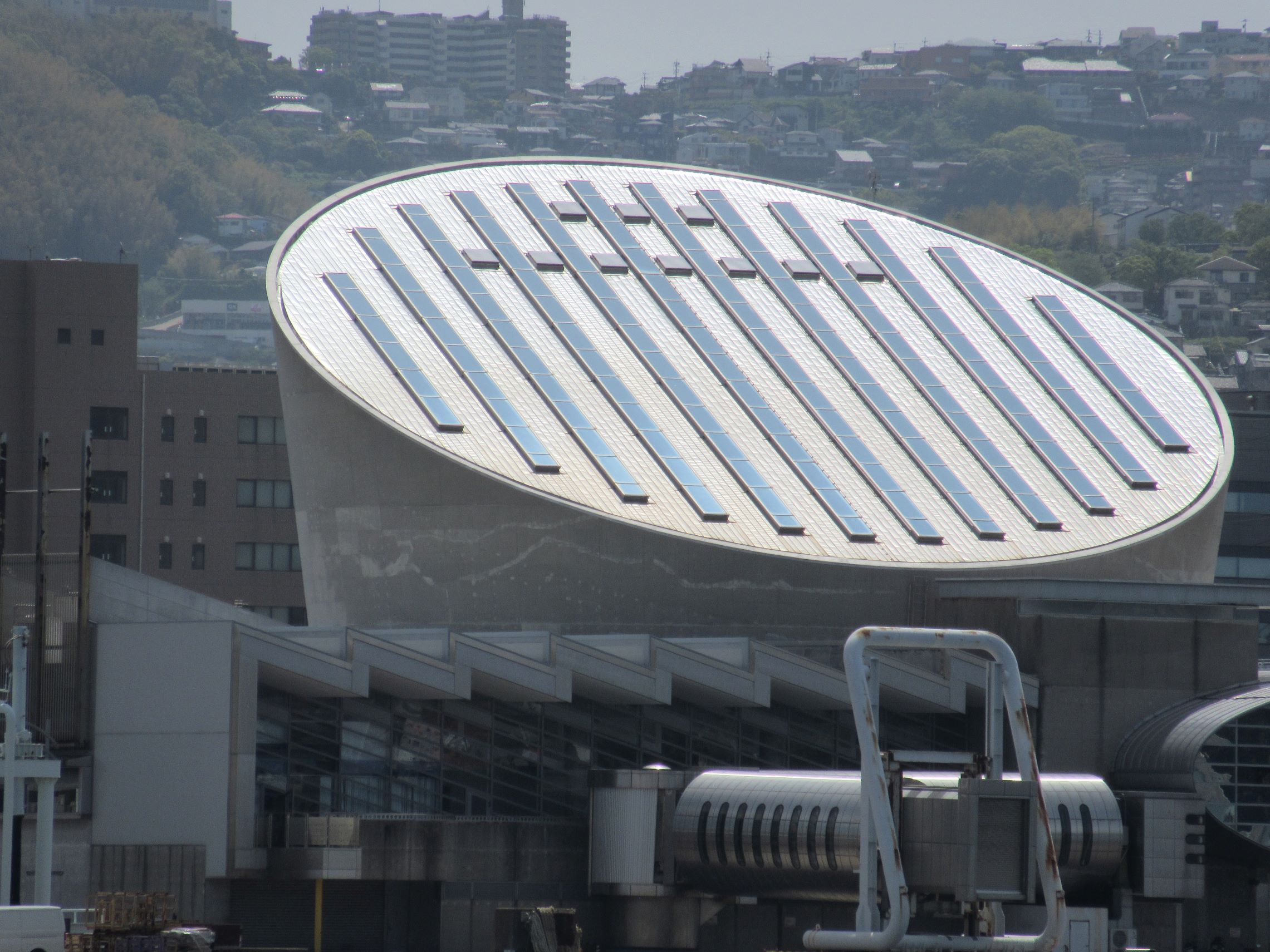 長崎県長崎市の飽の浦付近で撮影した、大波止ターミナルを拡大したものです。