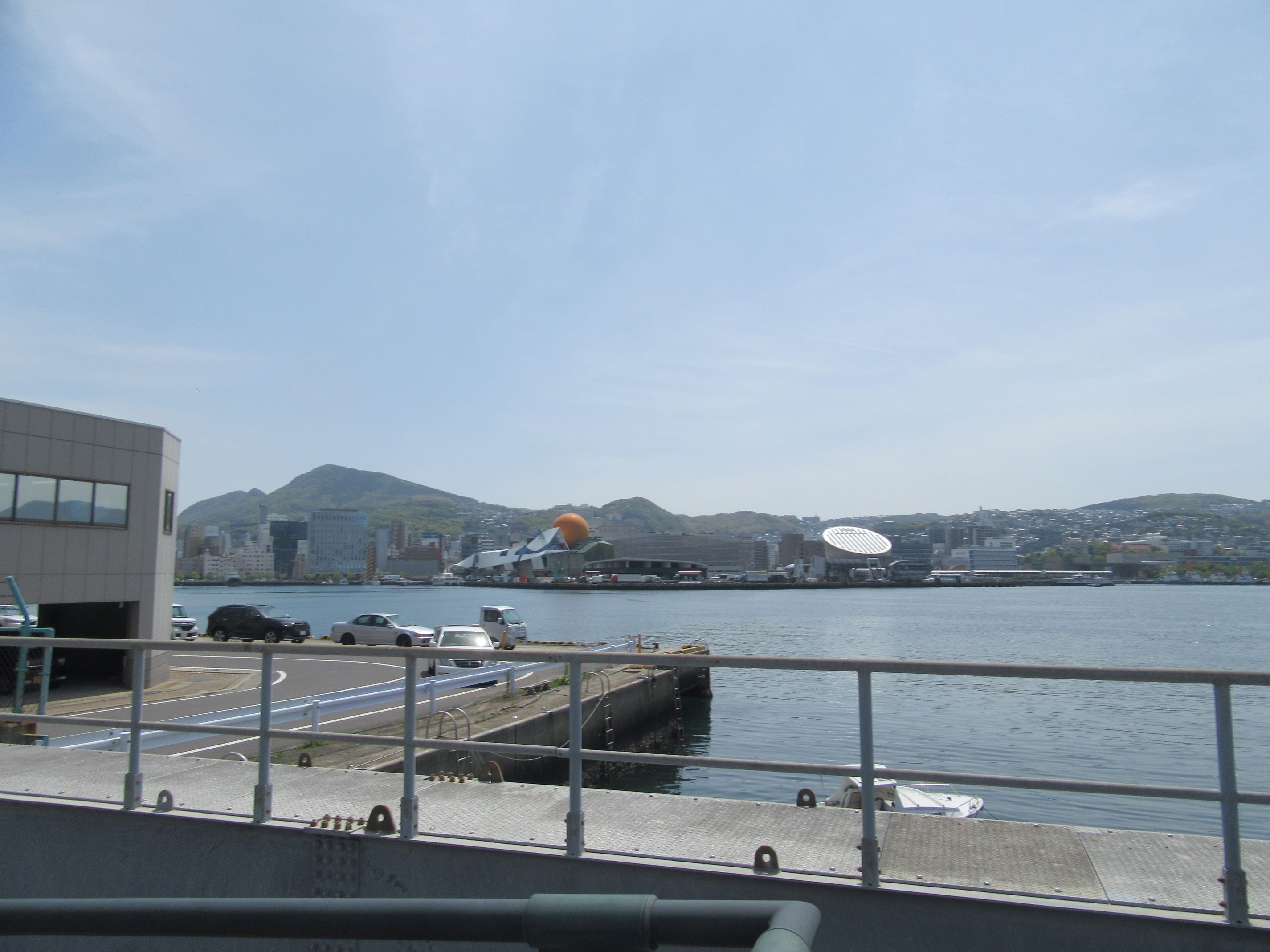 長崎県長崎市の飽の浦付近で撮影した、遠くに見える大波止ターミナルです。
