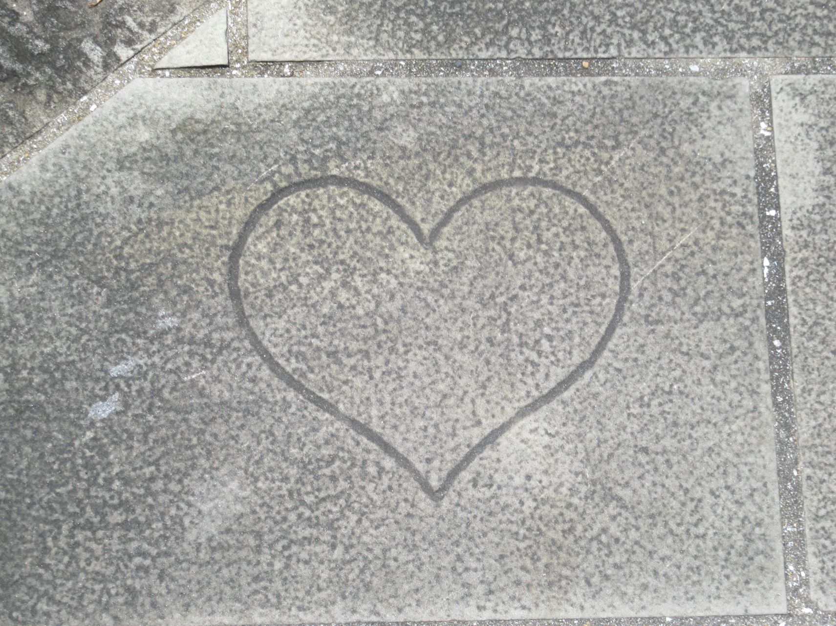 長崎市中島川沿いにある、石畳に描かれたハートマーク。
