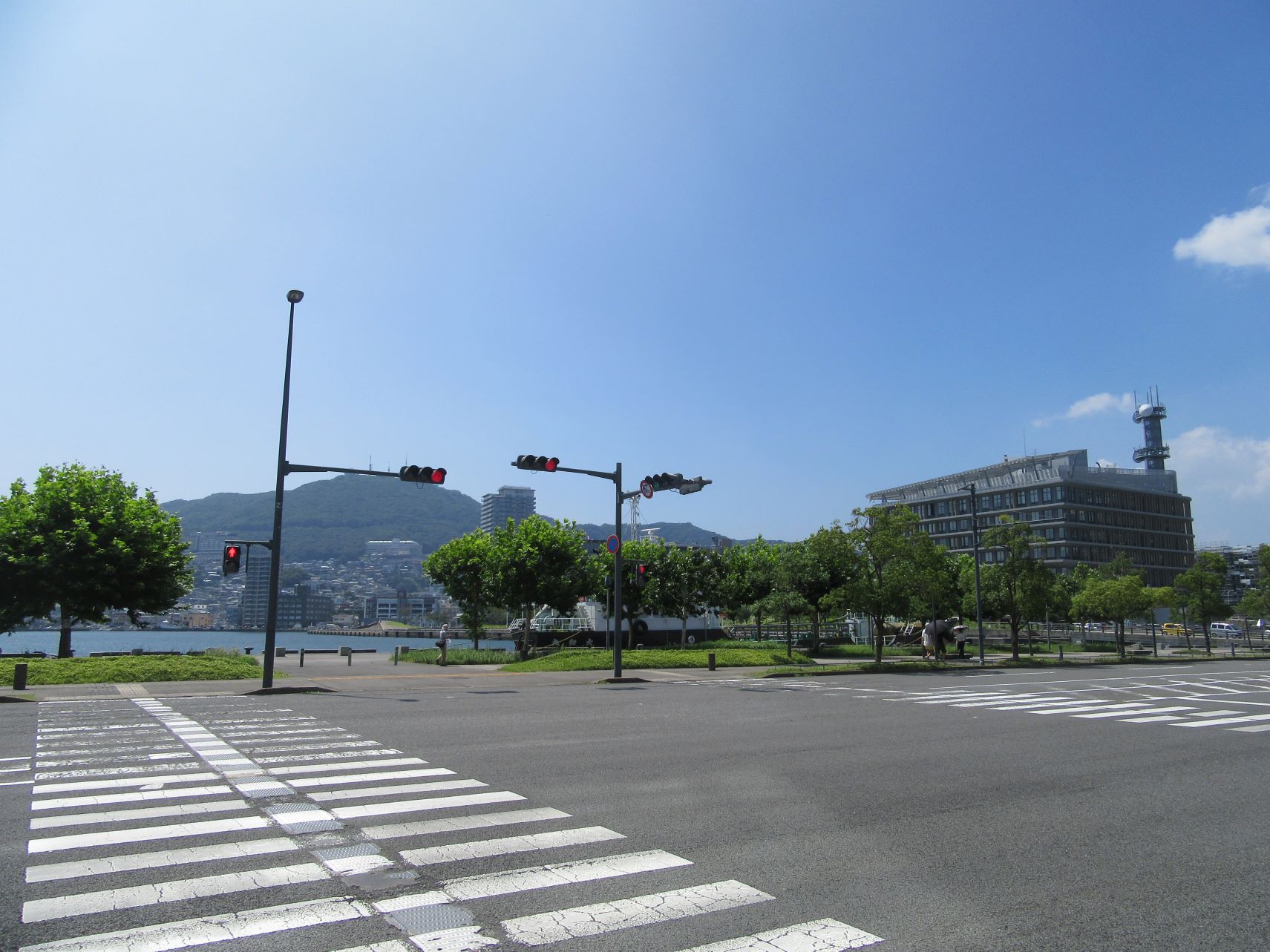 長崎市元船町のプラタナス広場と、遠くに見える稲佐山。