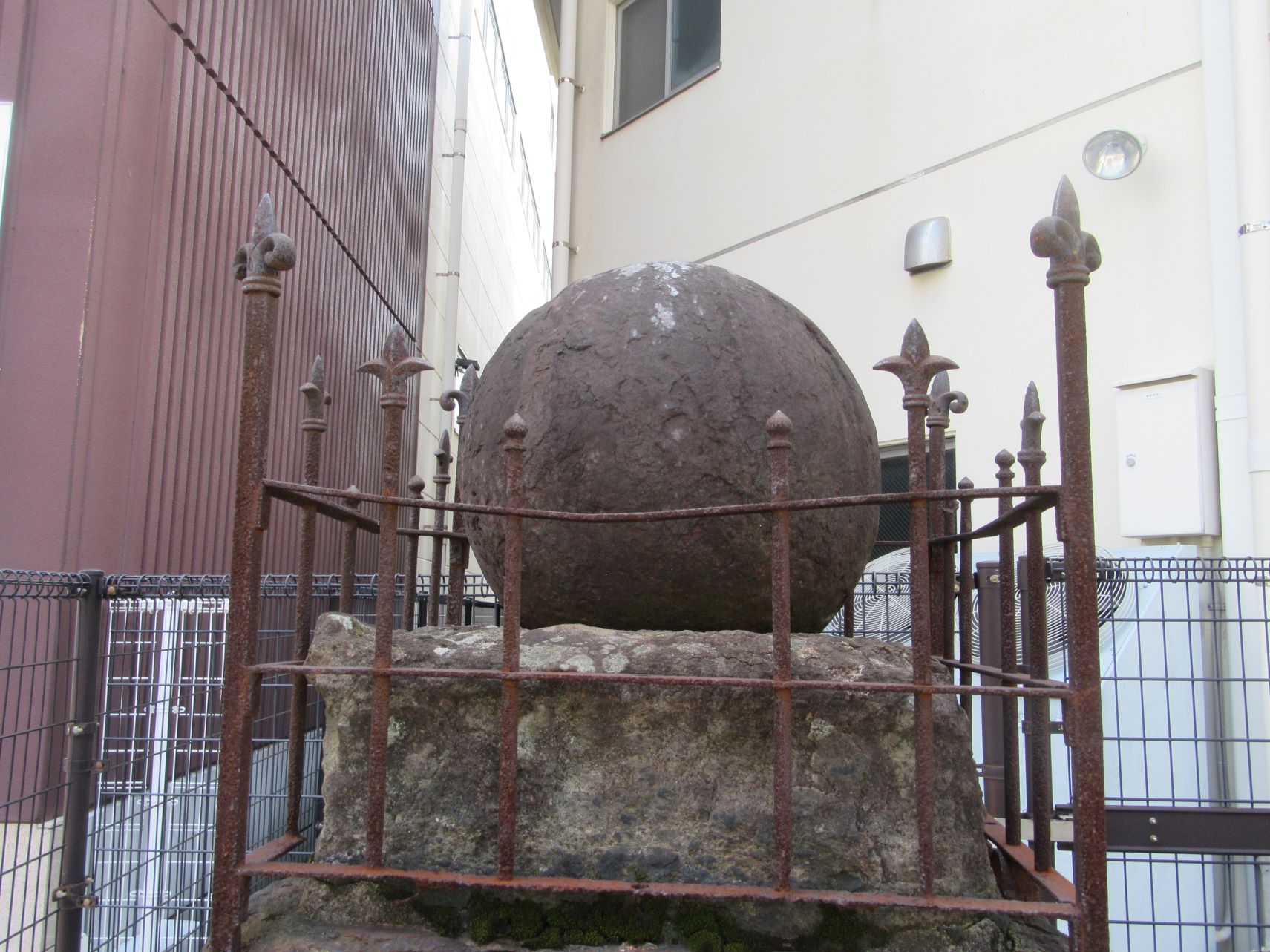 長崎市元船町にある、『大波止の鉄玉』を近くから撮影。