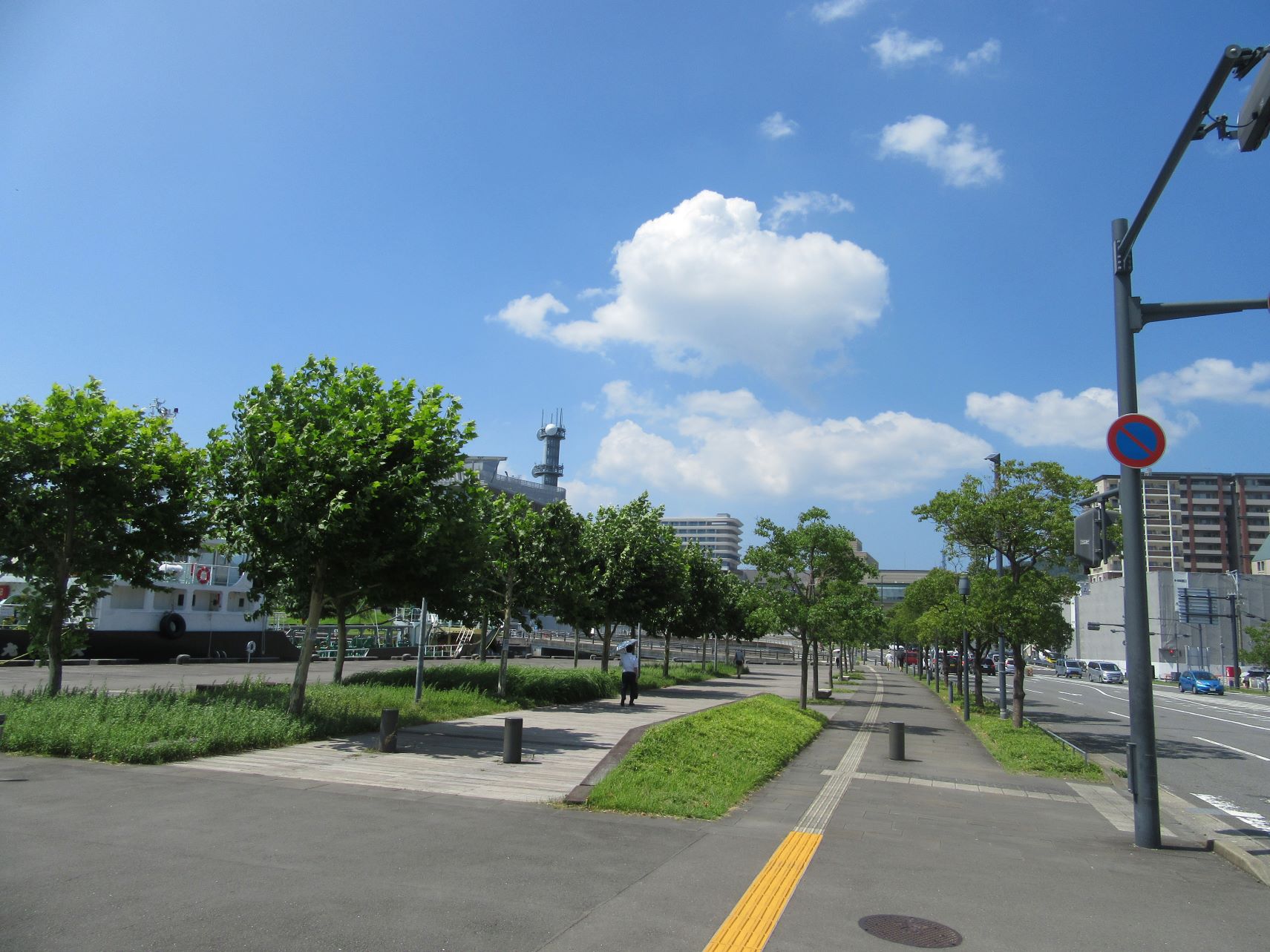 長崎市のプラタナス広場の、長崎駅へと続く並木道。