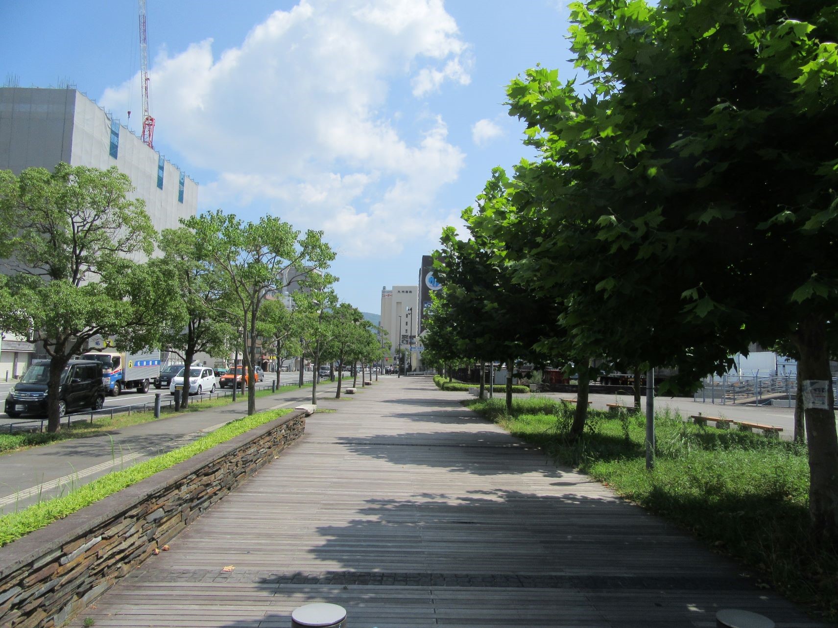 長崎市のプラタナス広場の、大波止ターミナルへと続く並木道。