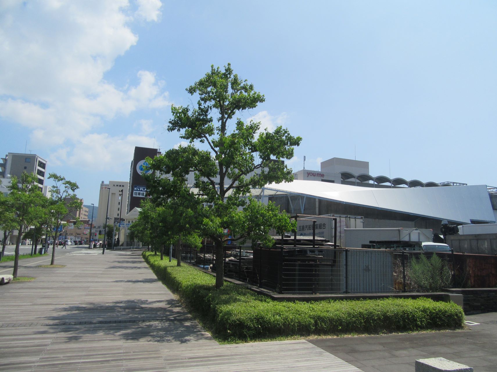 長崎市のプラタナス広場を、大波止方面に歩く。