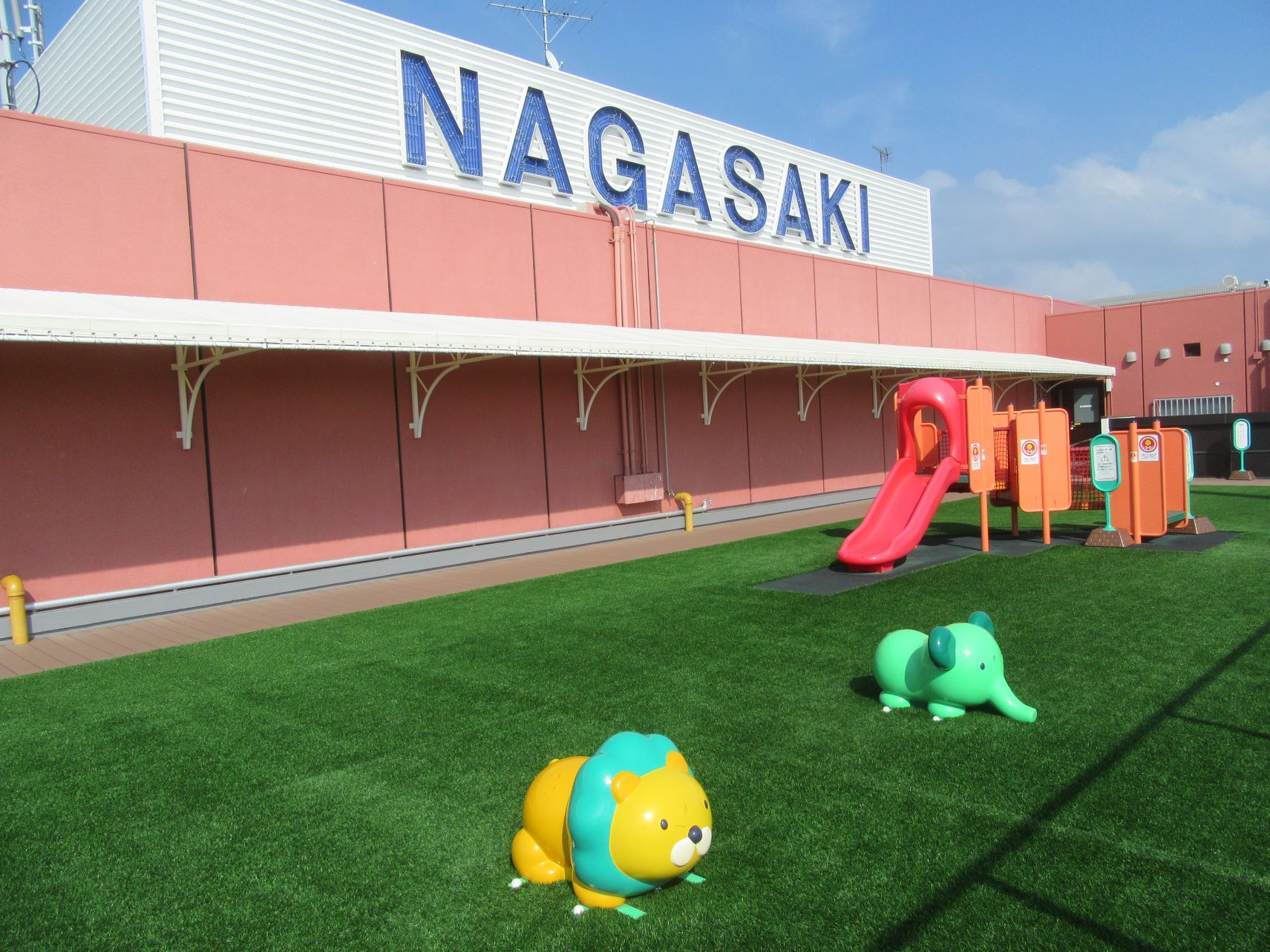 長崎空港展望デッキにある、子ども用の遊具。