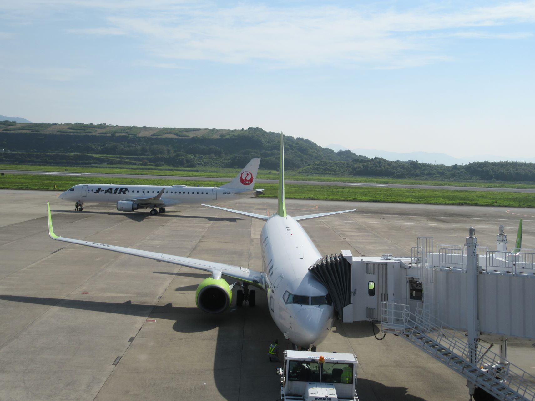 長崎空港展望デッキからの、ソラシドエア機と日本航空機。