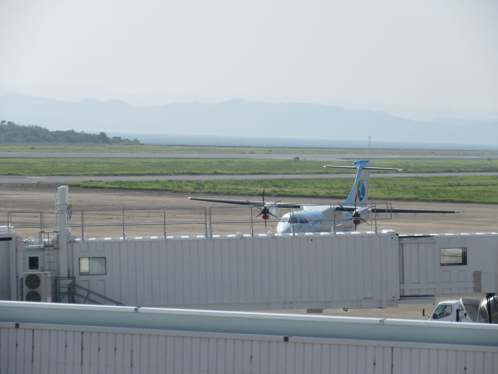 長崎空港展望デッキからの、オリエンタルエアブリッジ機。