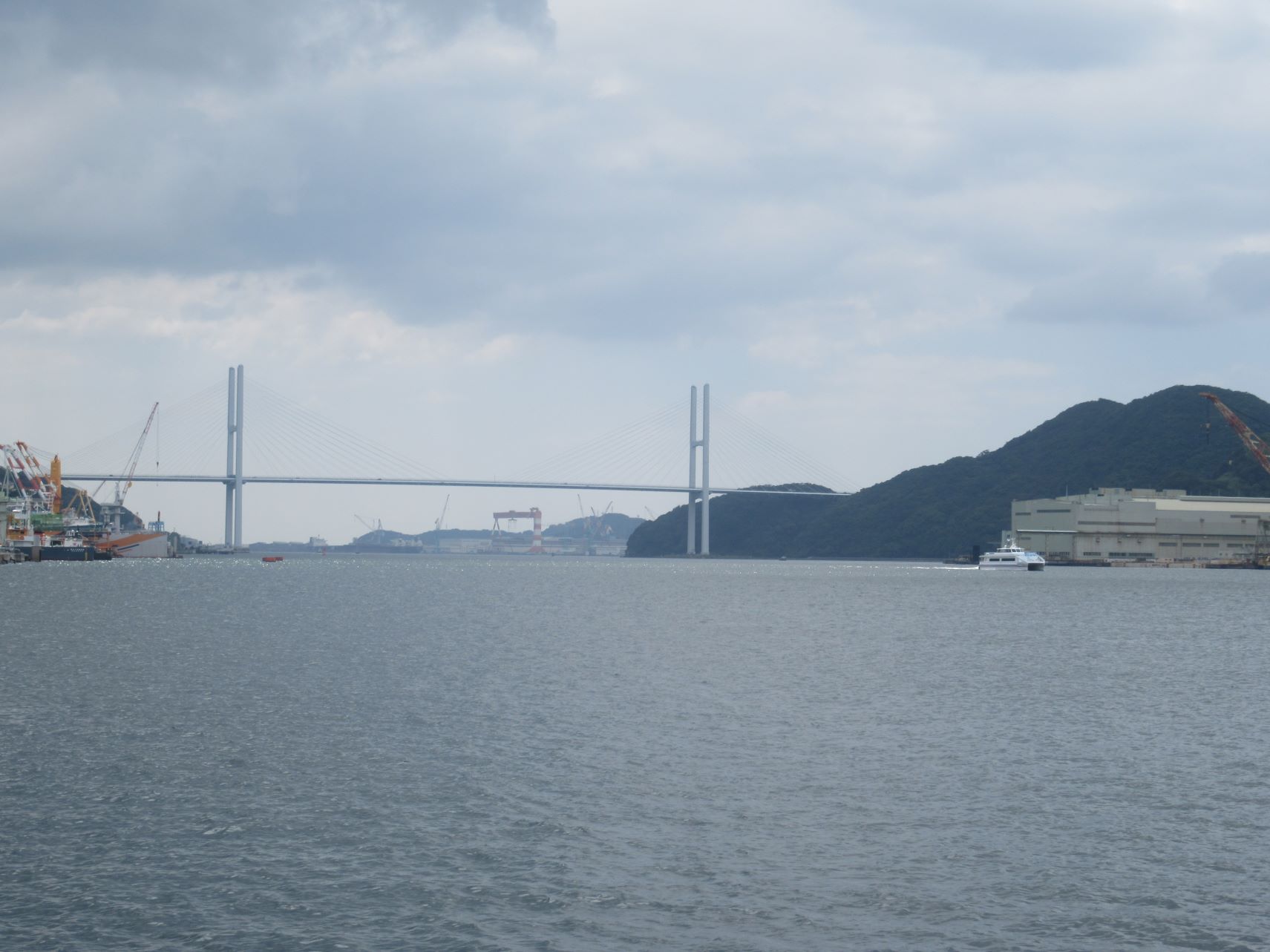 長崎市の女神大橋。