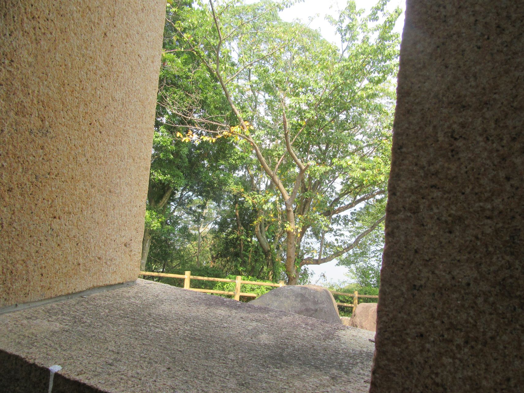 長崎県西海市四本堂公園展望台内部から外を見る。