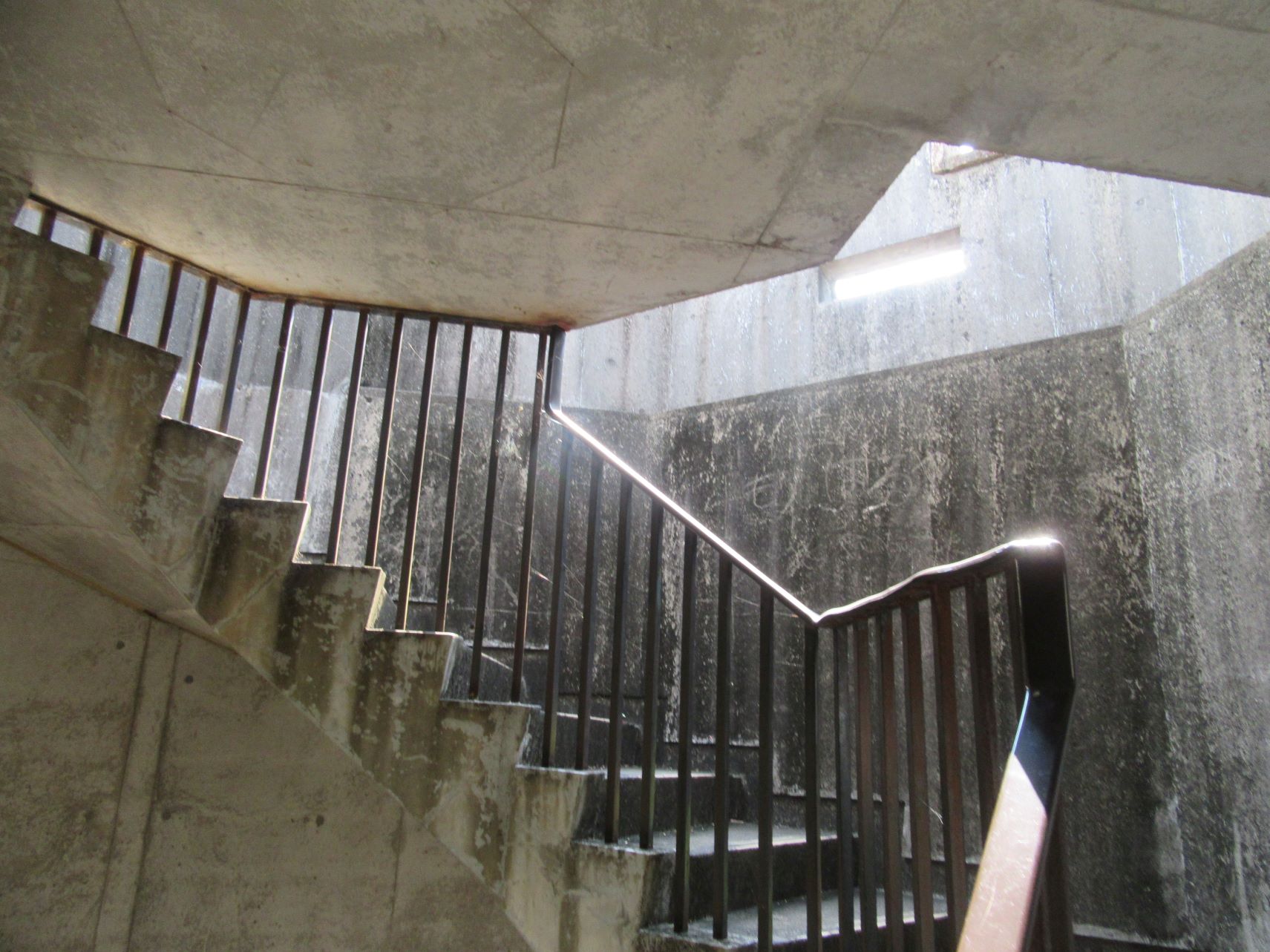 長崎県西海市四本堂公園展望台螺旋階段が、終わりそうだ。