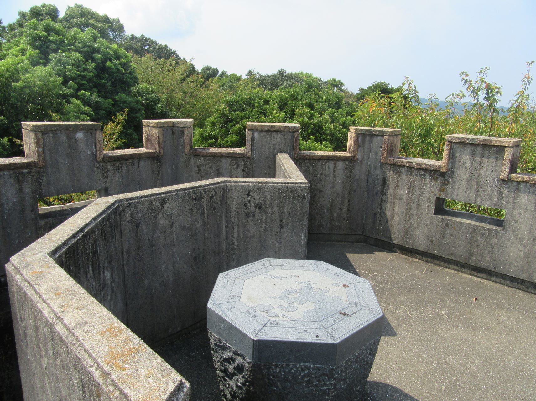 長崎県西海市四本堂公園展望台屋上の石の台。