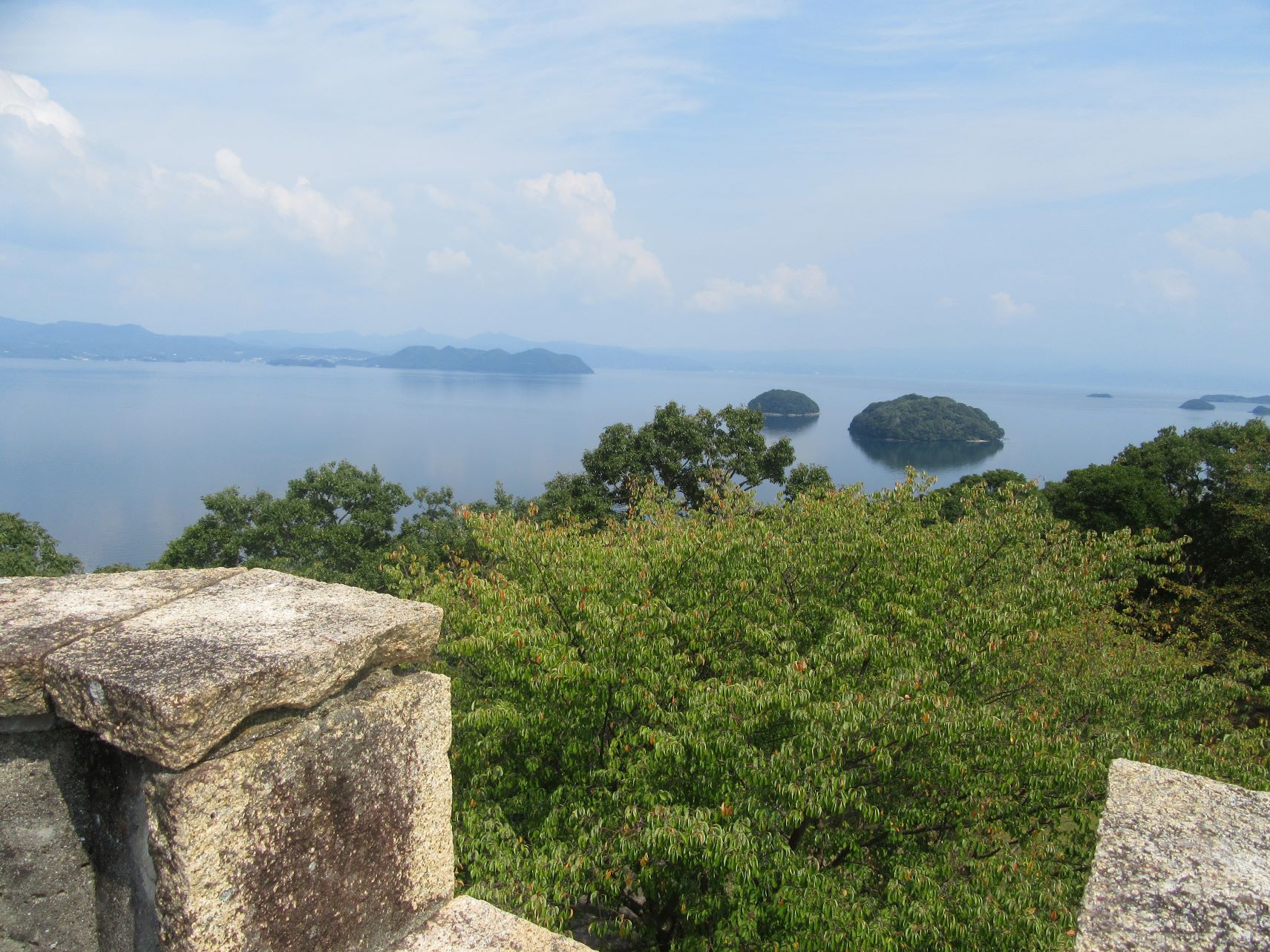 長崎県西海市四本堂公園展望台から見る海と小島。