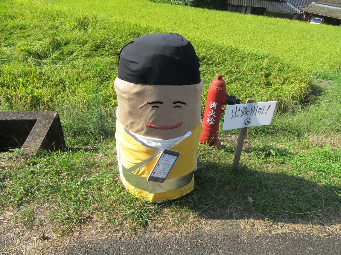 長崎県東彼杵郡波佐見町の鬼木棚田にある、ドラマ『VIVANT』のドラムのかかし。