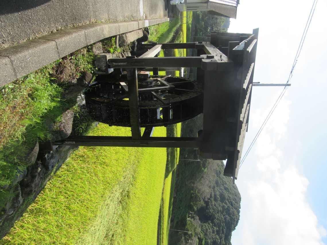 長崎県東彼杵郡波佐見町の鬼木棚田付近にある、水車。