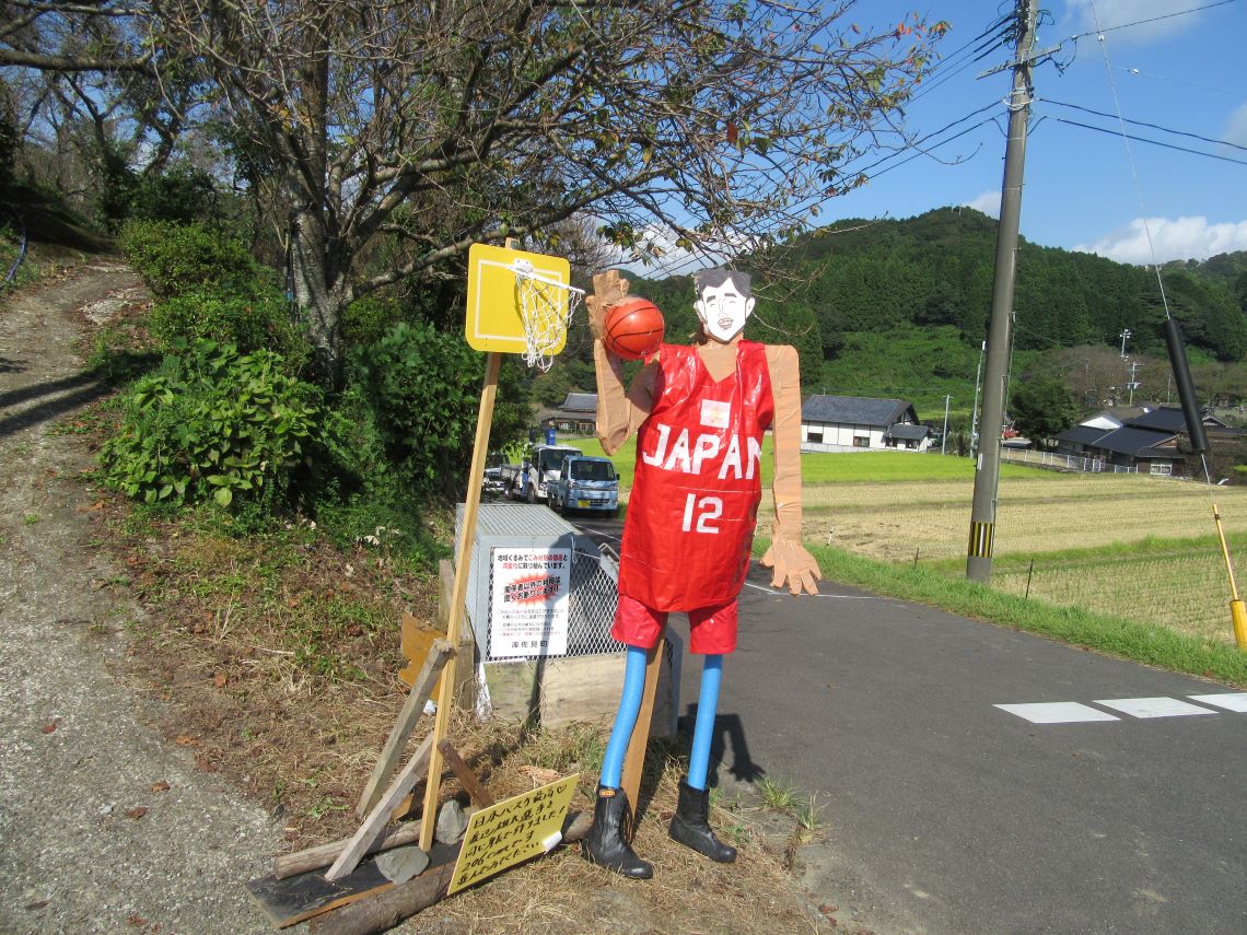 長崎県東彼杵郡波佐見町の鬼木棚田にある、206cmのバスケットボール選手のかかし。