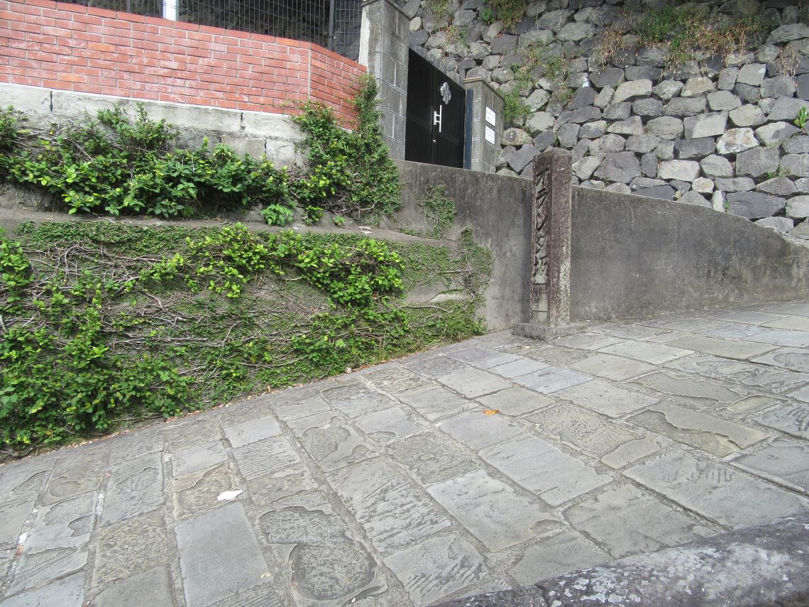 長崎市のオランダ坂周辺にある、『長崎物語』の歌碑。