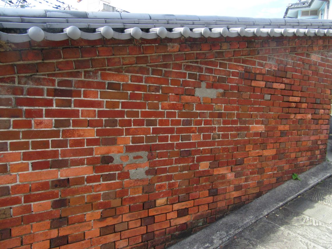 長崎市のオランダ坂の赤レンガの壁。