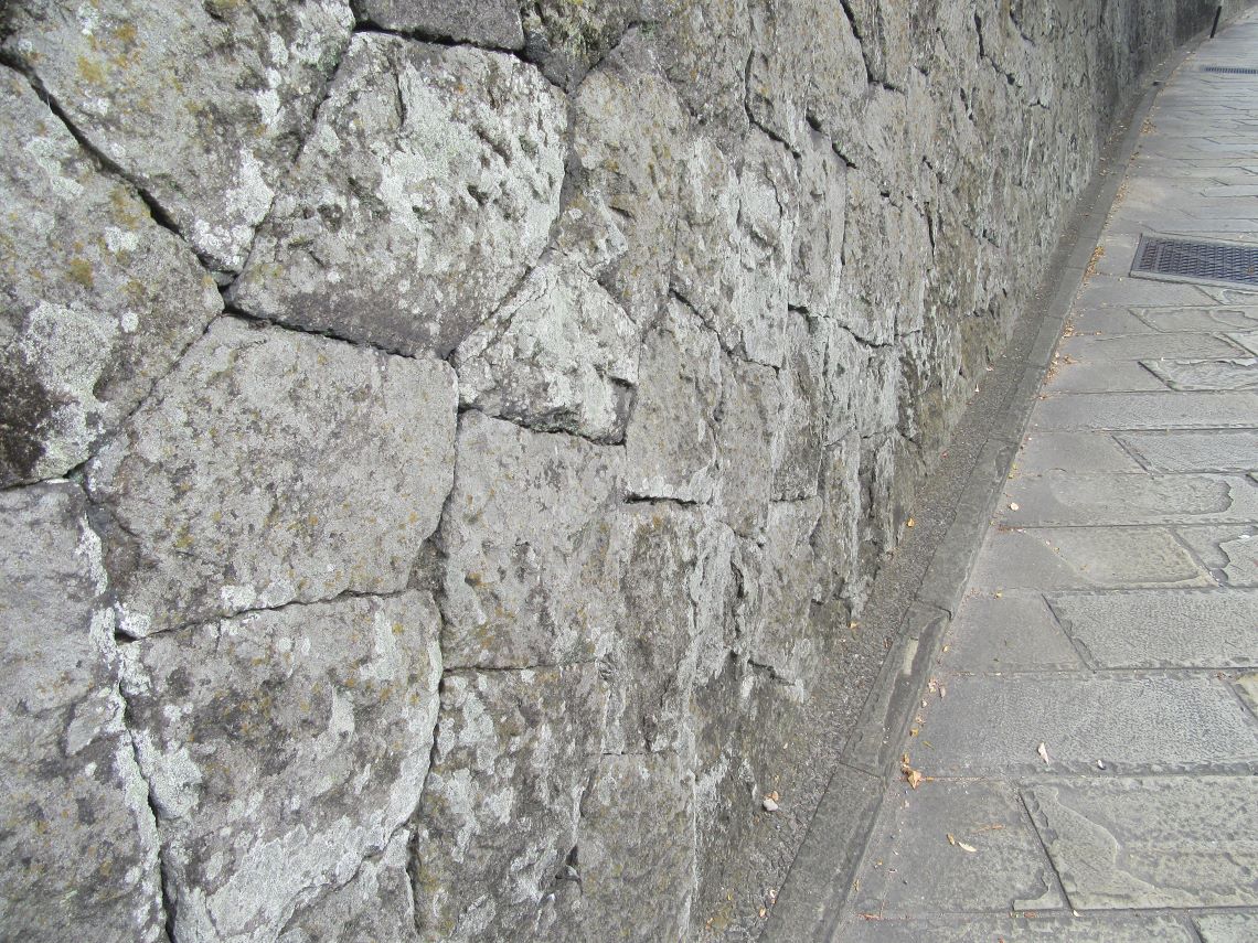 長崎市のオランダ坂周辺の石垣や石畳。