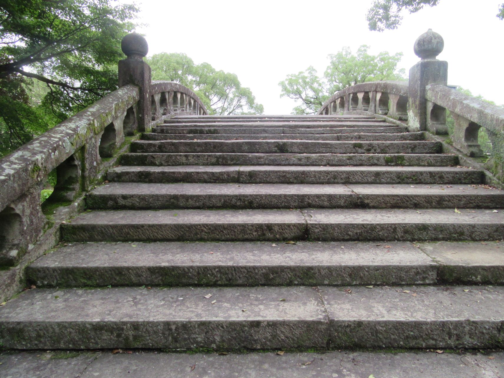 長崎県諫早市にある眼鏡橋を渡る。