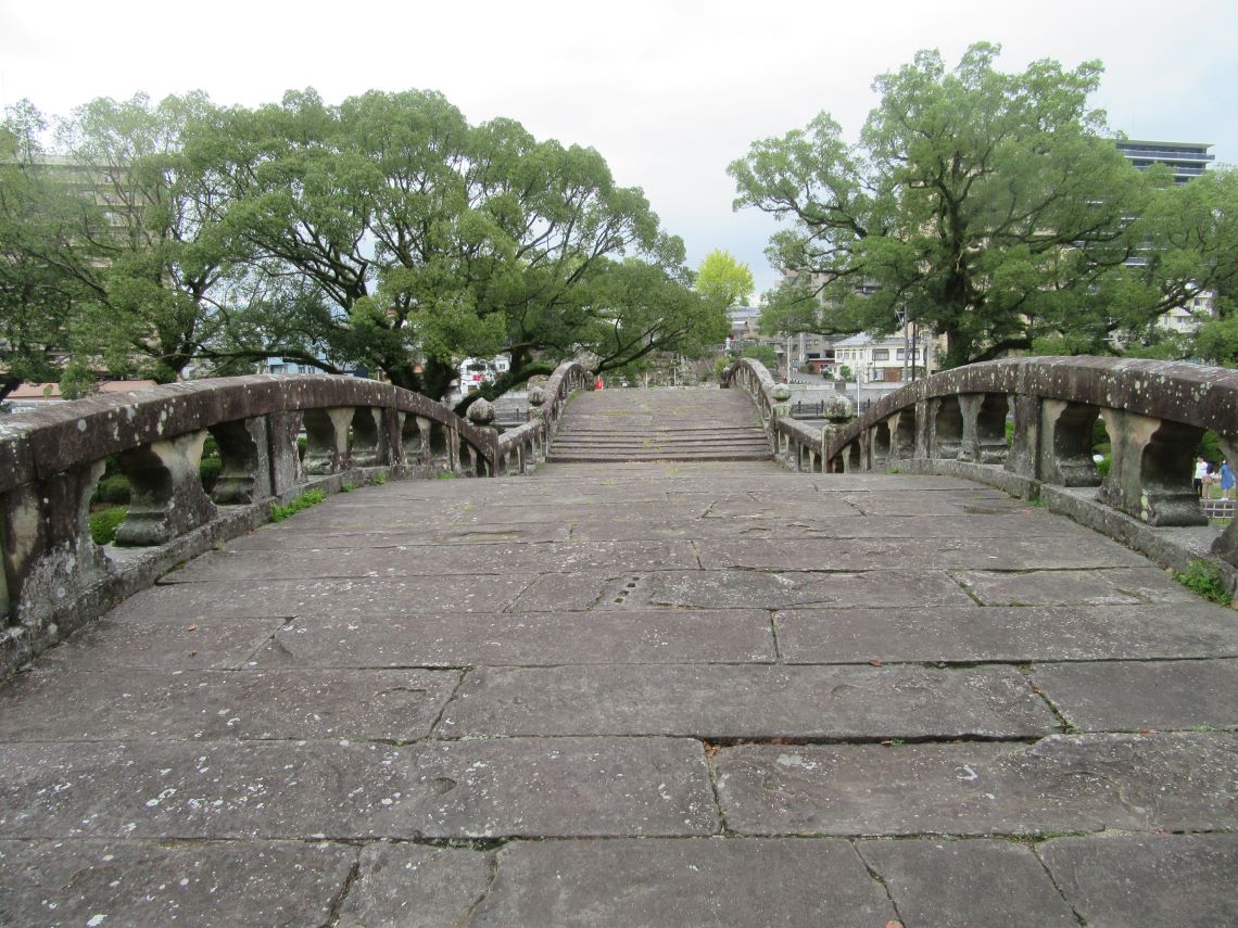 長崎県諫早市にある眼鏡橋は、2つのアーチ状に盛り上がっている箇所がある。