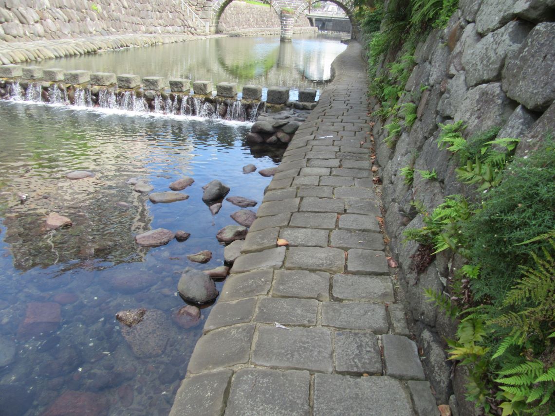 長崎県長崎市にある眼鏡橋付近の石畳。