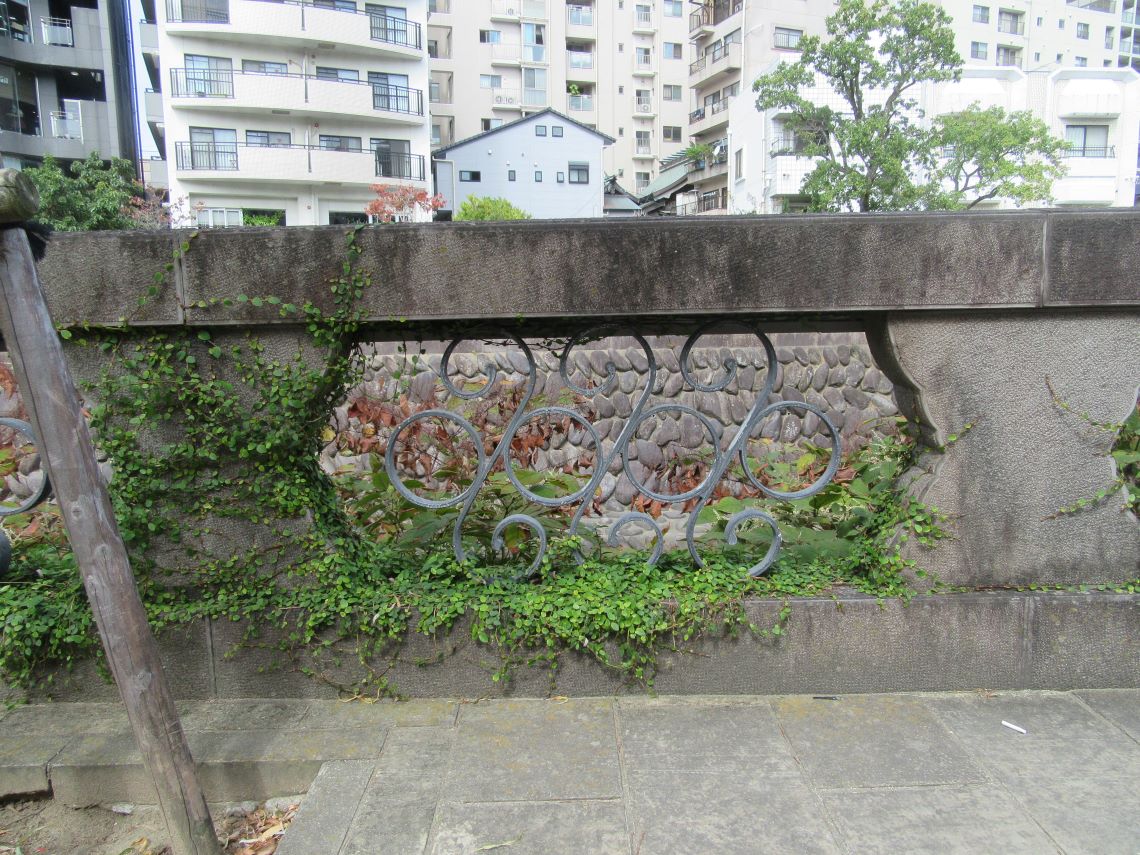長崎県長崎市にある眼鏡橋付近の柵。