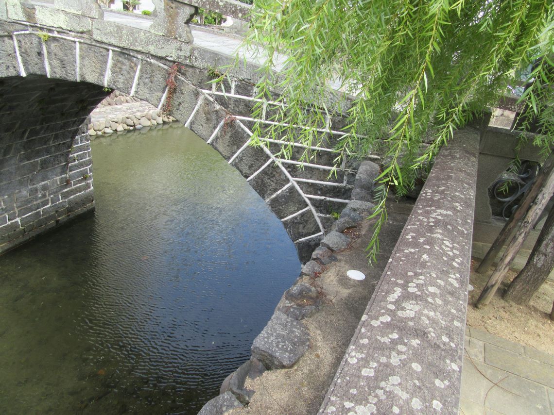 長崎県長崎市にある眼鏡橋のアーチのはじまり。