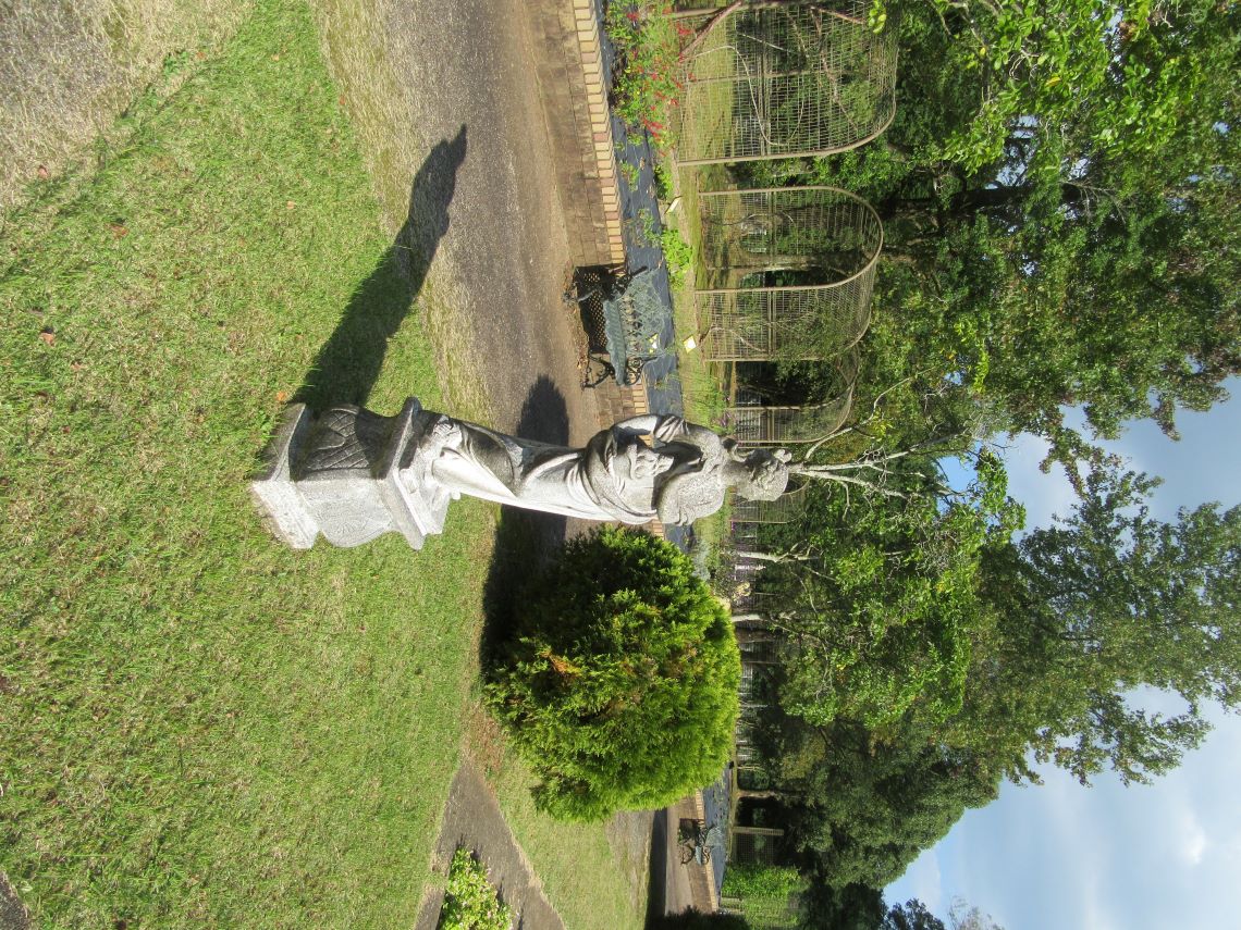 長崎県諫早市小長井町にある、山茶花高原ハーブ園にある像。