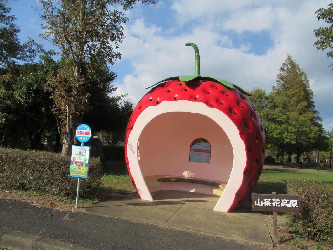 長崎県諫早市小長井町にある、山茶花高原にもあるフルーツバス停。こちらはイチゴのバス停。