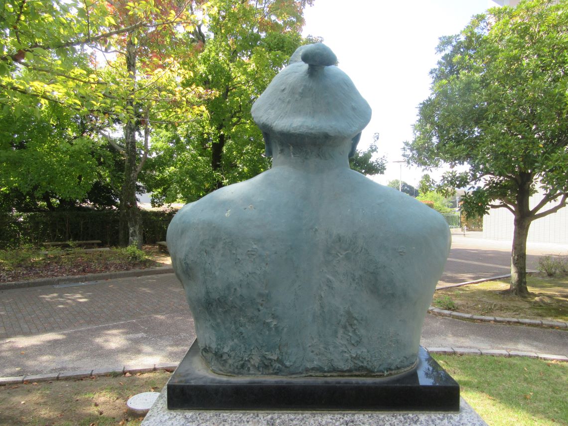 長崎県大村市にある、玉ノ海梅吉関の胸像を後ろから撮影。