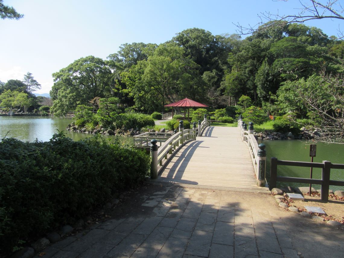 長崎県大村市の大村公園の池に架かる橋。