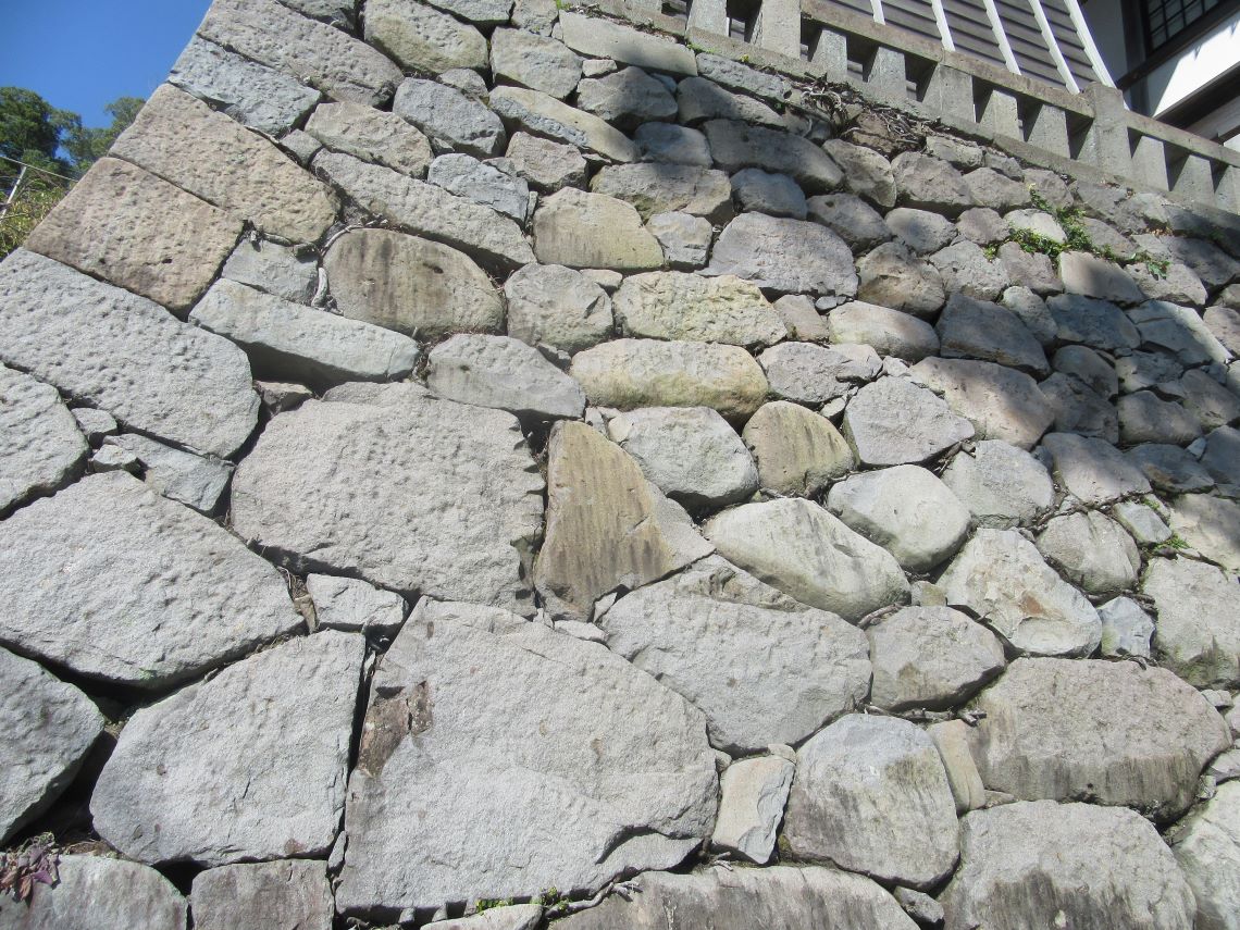 長崎市の鎮西大社諏訪神社の石垣。