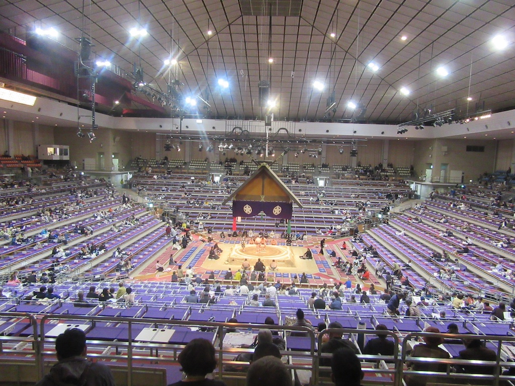 大相撲九州場所、福岡国際センター東イス席の一番後ろからの見え方。三段目時点