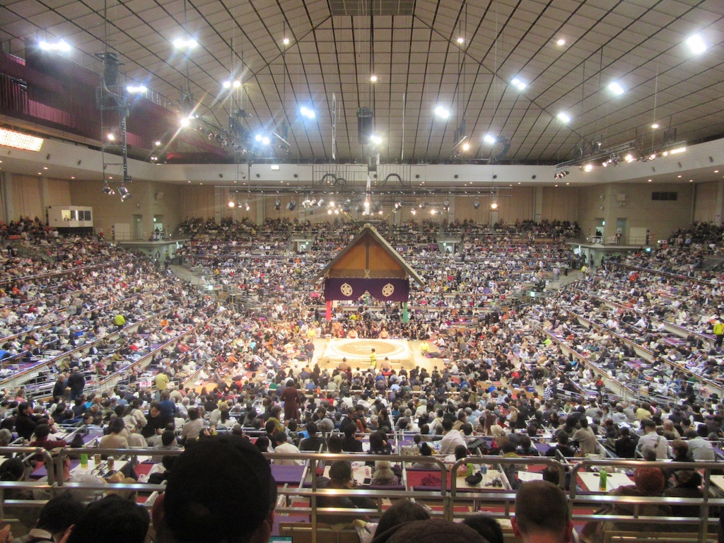 大相撲九州場所、福岡国際センター東イス席の一番後ろからの見え方。幕内時点