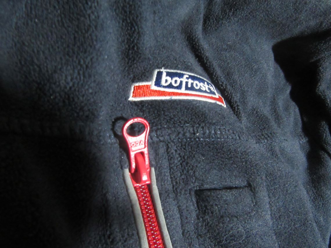 bofrost社のフリースジャケットには、ペンをかける場所がある。