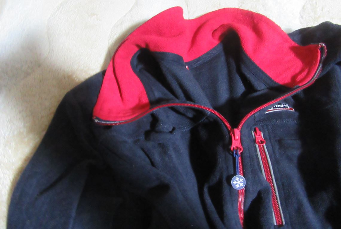 bofrost社のフリースジャケットの襟の内側は、赤い。