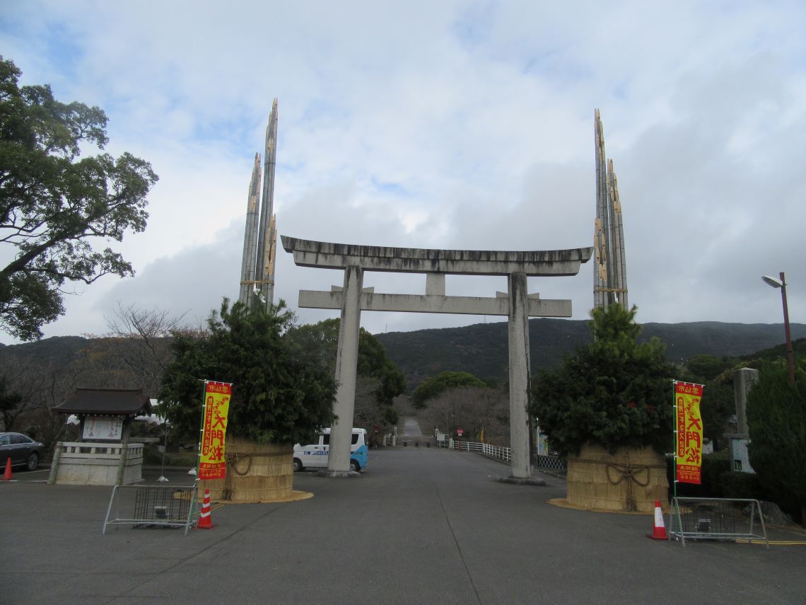 長崎県雲仙市千々石町にある橘神社の大門松。