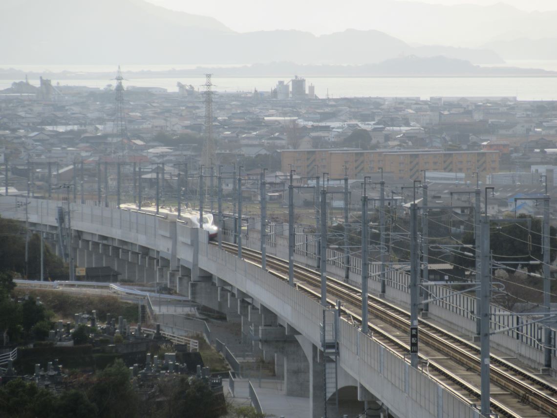 長崎県大村市松原で撮影した、西九州新幹線『かもめ』が向こうからやってくる様子。