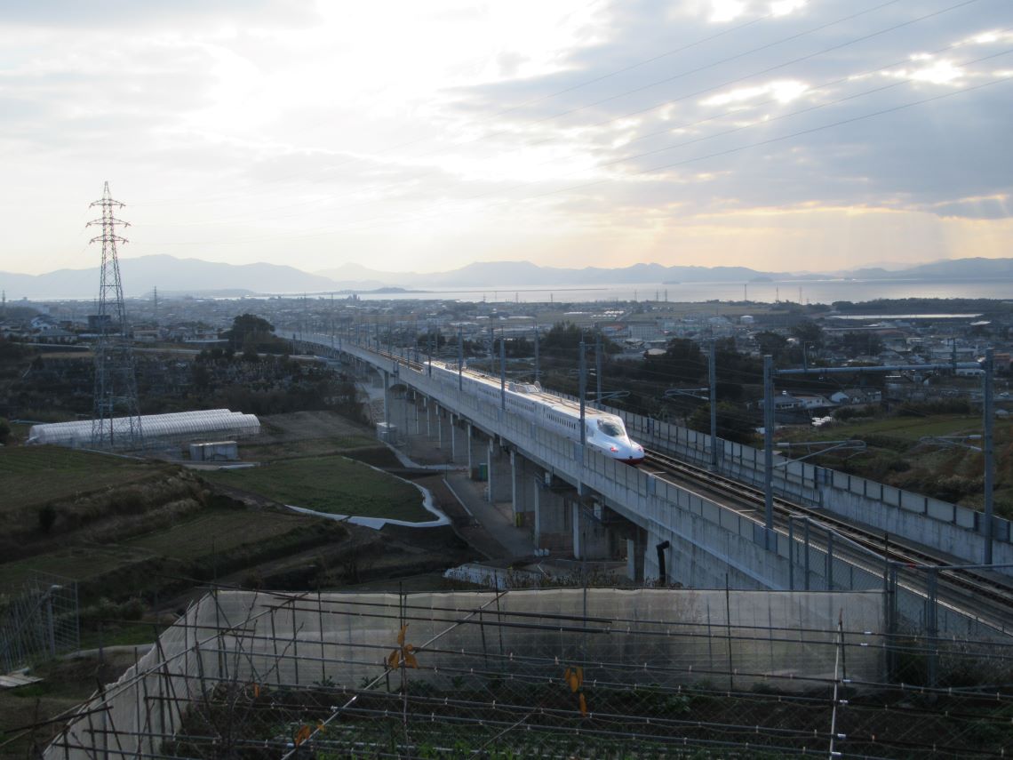 長崎県大村市松原で撮影した、西九州新幹線『かもめ』は、2022年9月開業でまだまだ新しい。
