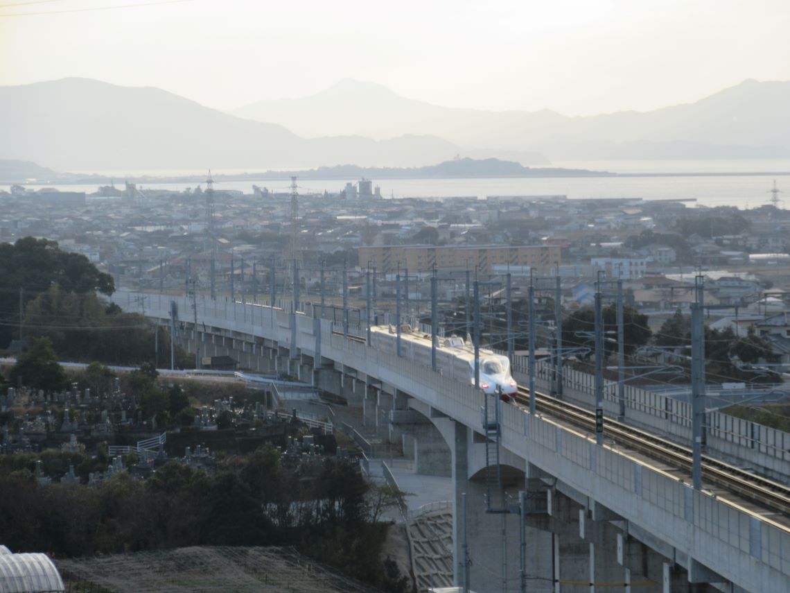 長崎県大村市松原で撮影した、西九州新幹線『かもめ』が、どんどん向こうへ行く。