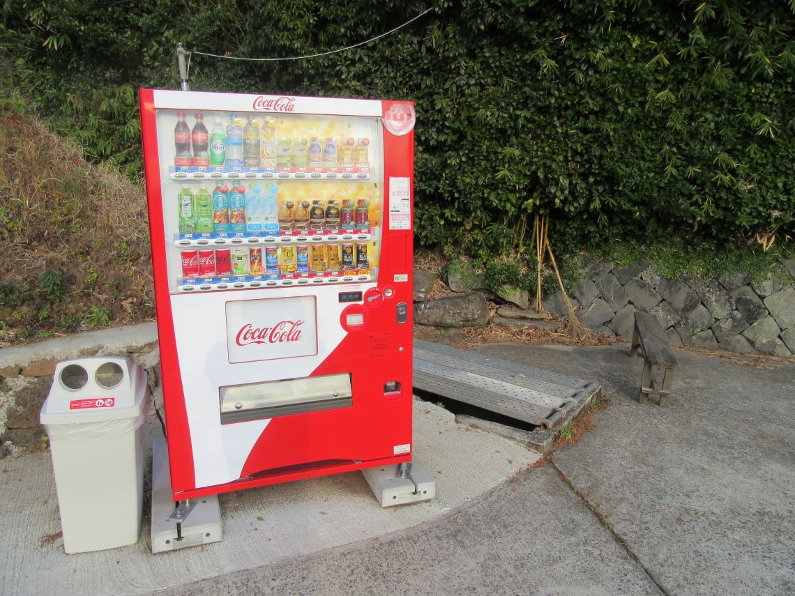 長崎県大村市松原の西九州新幹線『かもめ』の撮影スポットに、地元住民の方のご厚意により設置された自動販売機とベンチ。