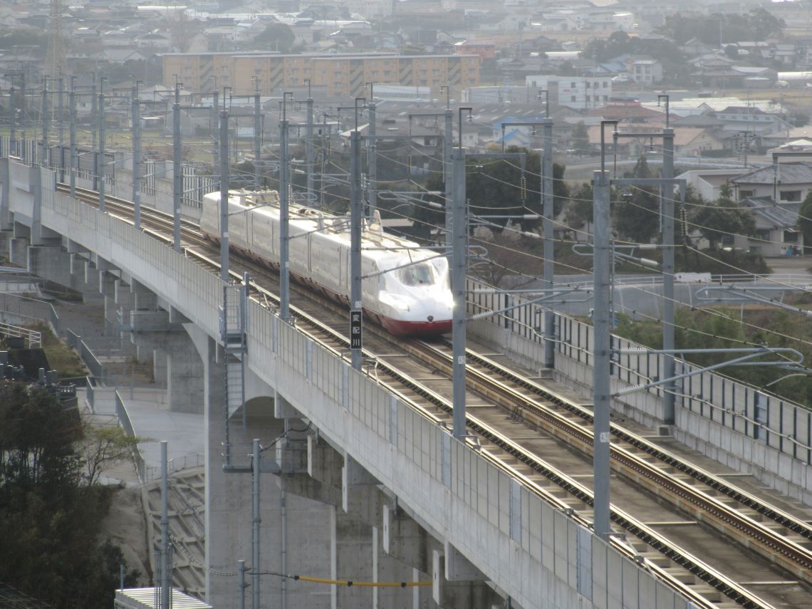 長崎県大村市松原で撮影した、西九州新幹線『かもめ』が全速力で走る。