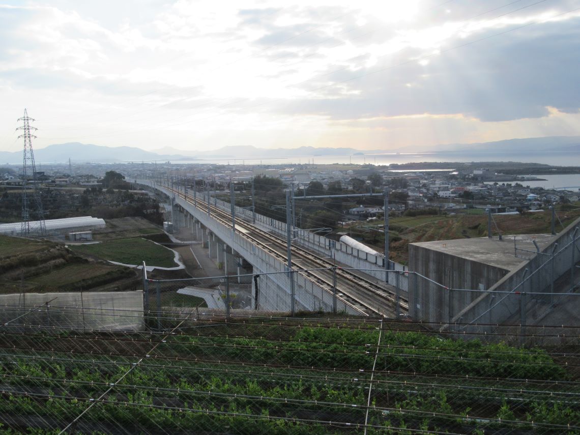 長崎県大村市松原で撮影した、西九州新幹線『かもめ』がトンネルに入っていった。