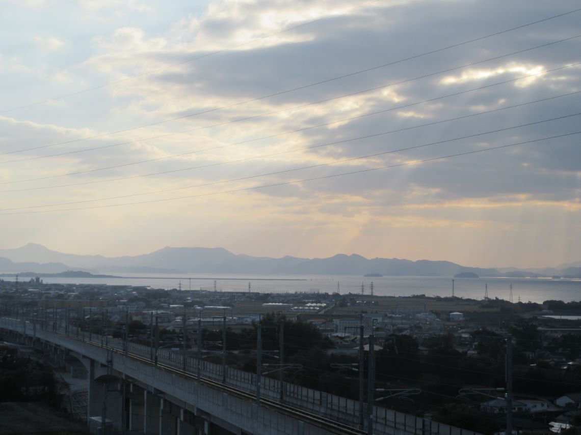長崎県大村市松原で撮影した、西九州新幹線『かもめ』の線路と、薄明光線。