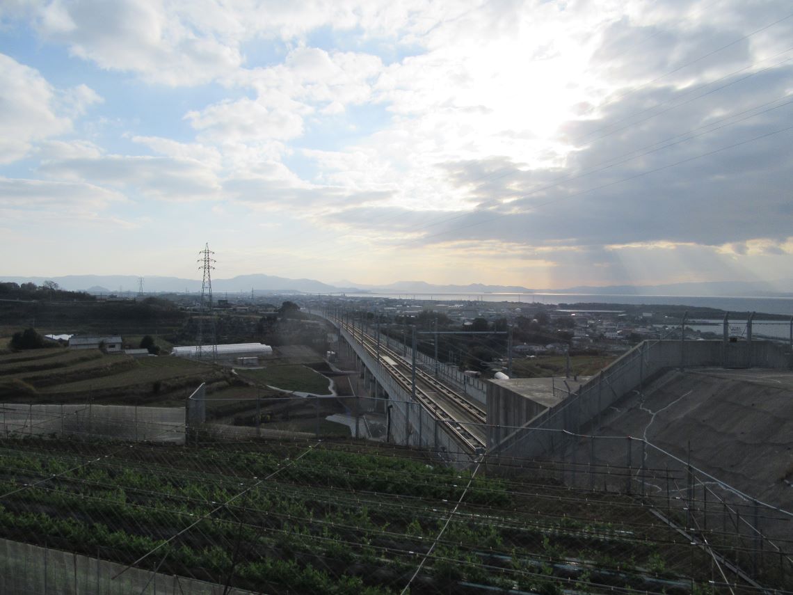 長崎県大村市松原で撮影した、西九州新幹線『かもめ』の線路と、きれいな薄明光線。