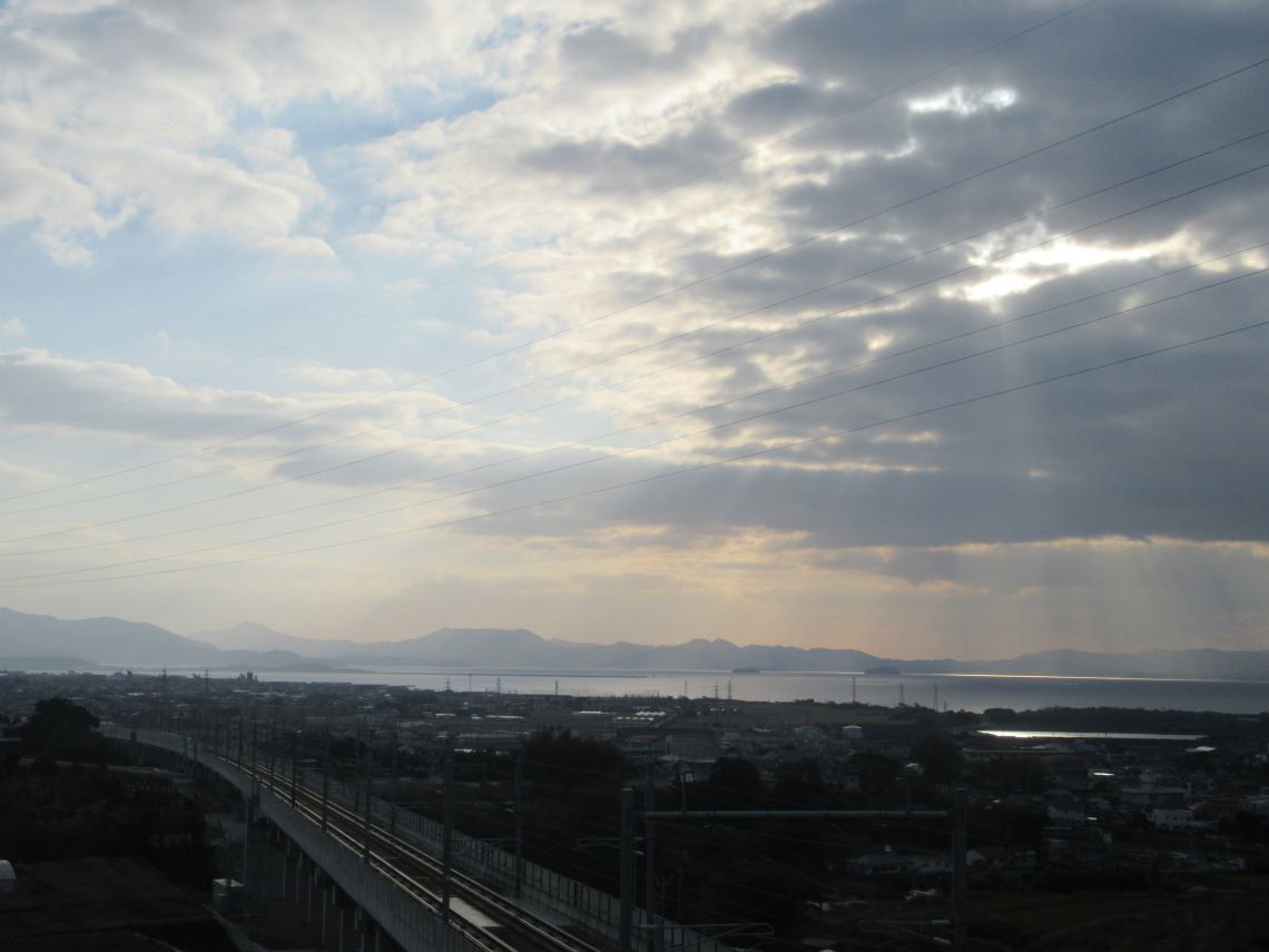 長崎県大村市松原で撮影した、西九州新幹線『かもめ』と、木漏れ日のようにきれいな薄明光線。